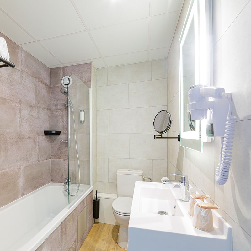 Salle de bain Chambre Deluxe avec baignoire, Hôtel Salvator Mulhouse Centre